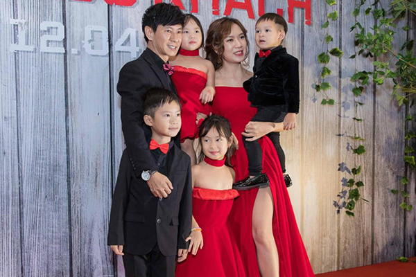 Lý Hải dẫn vợ và bốn con đến ra mắt phim 17 tỷ của mình