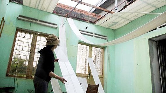 Heavy downpour, cyclone blow away hundreds of house roofs in northern VN