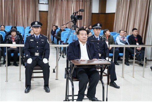 Quan tham Trung Quốc giấu tiền trong chuồng gà, đống củi