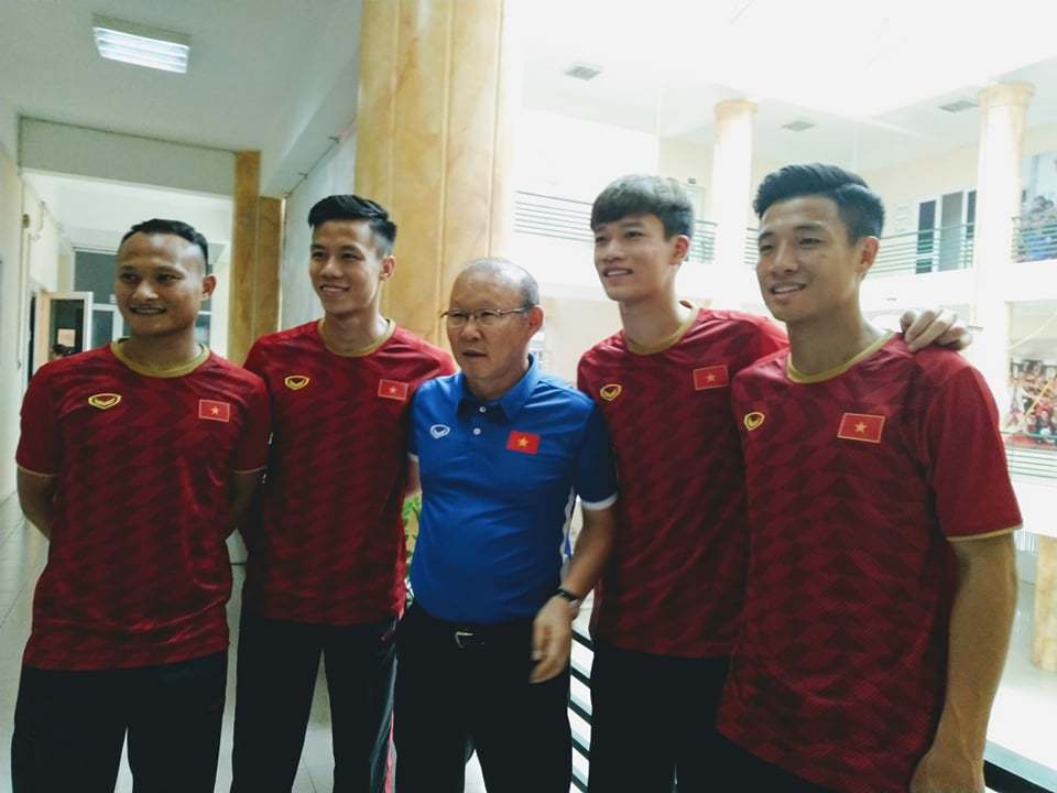 Thầy Park động viên Quế Ngọc Hải, Trọng Hoàng trong ngày nhận tin vui