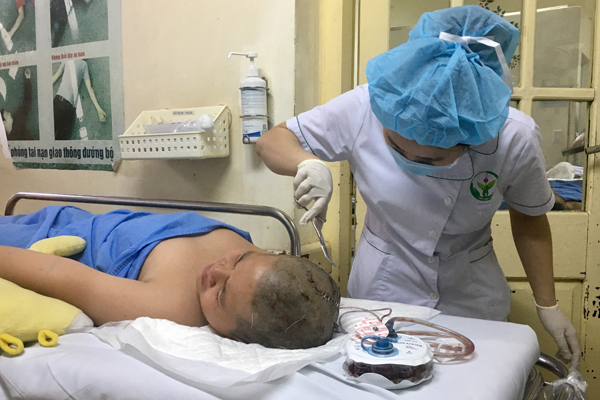 Nam sinh lớp 6 bị cọc nhảy cao đâm trúng đầu phải ghép xương sọ
