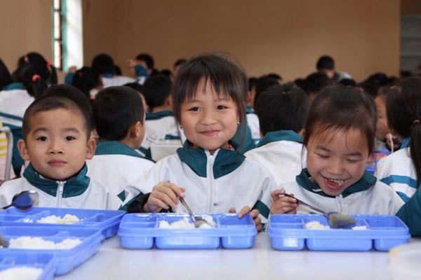 Vietnamese parents oversee school meals