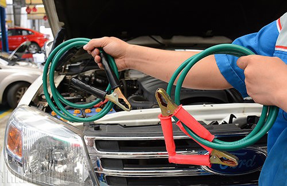 Thợ sửa chữa xe ô tô điện xe hybrid đối diện với khó khăn gì