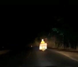 Nam tài xế soi đèn giúp xe máy bị hỏng đèn pha