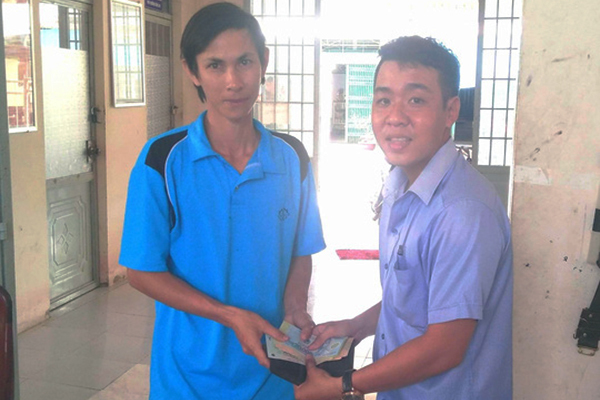 Thầy giáo trẻ trả lại ví tiền nhặt được cho kỹ sư nông nghiệp
