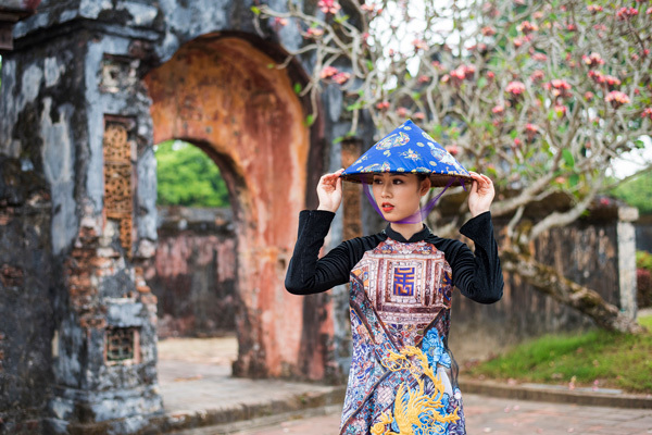 Mỹ thuật triều Nguyễn được vẽ đầy tinh tế trên áo dài