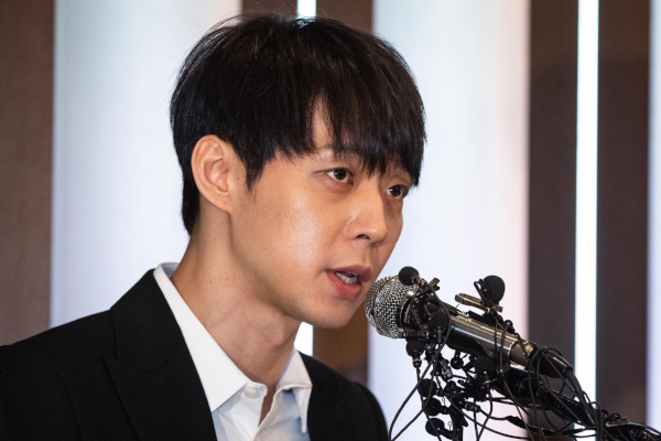 Sao Hàn 11/4: Park Yoochun họp báo khẩn về scandal ma túy của hôn thê cũ