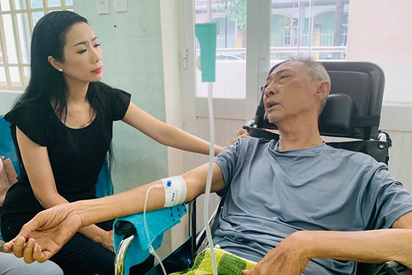 Bị hoại tử, thân dưới mất cảm giác, sức khỏe nghệ sĩ Lê Bình chuyển biến xấu