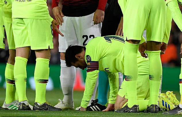Messi suýt vỡ mũi sau đòn đánh hiểm của Smalling