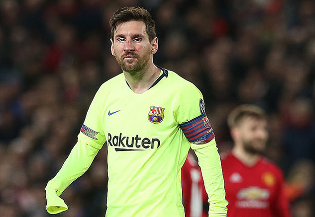Messi suýt vỡ mũi sau đòn đánh hiểm của Smalling