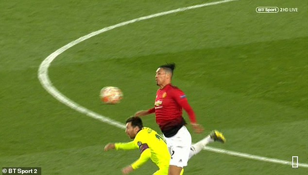 Messi suýt vỡ mũi sau đòn đánh hiểm của Smalling
