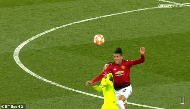 Messi suýt vỡ mũi sau đòn đánh hiểm của Smalling