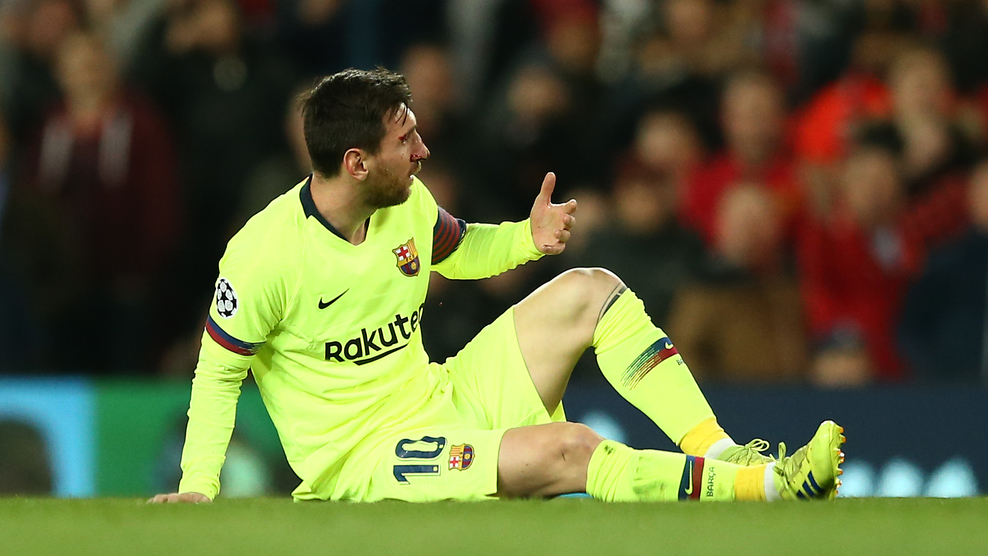 Messi suýt vỡ mũi sau đòn đánh hiểm của Smalling