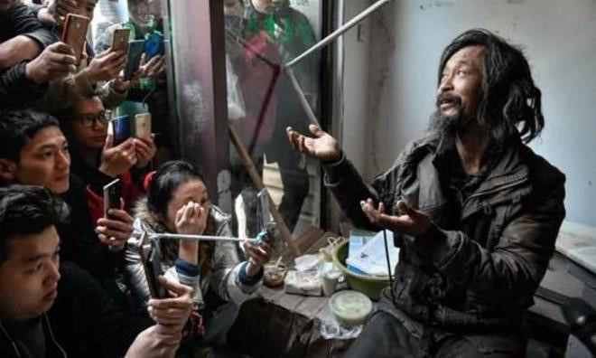 Ăn mày Trung Quốc: Người phối đồ cực chất, kẻ sống như thượng lưu