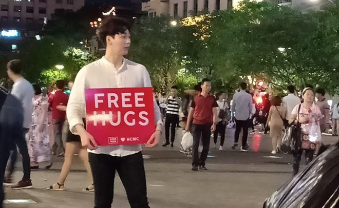 Trai đẹp giơ bảng 'Free Hugs' ở phố đi bộ: 'Cả tối không ai ôm anh ấy'
