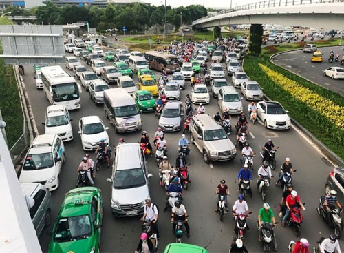 More app-based taxi services piloted in HCM City