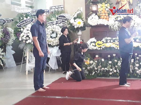 Dân hiếu kì vẫn lộn xộn trong lễ tang Anh Vũ ở chùa Ấn Quang