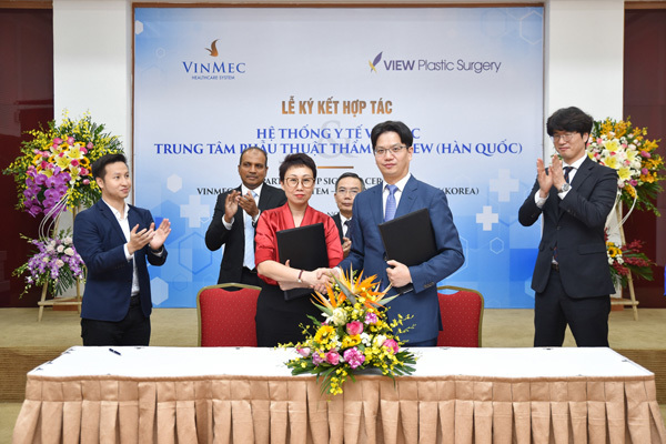 Vinmec Times City đón nhiều chuyên gia phẫu thuật thẩm mỹ Hàn Quốc