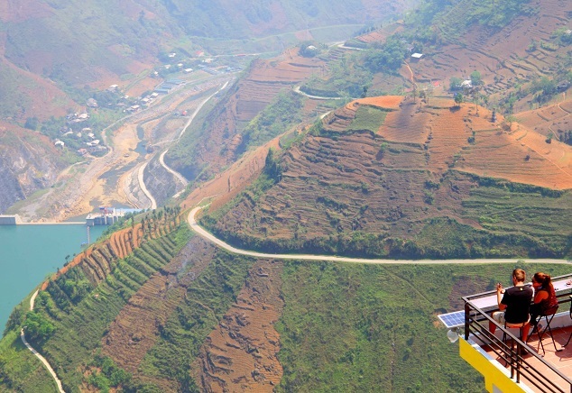 Undulating bends of Hanh Phuc road mesmerise foreign tourists