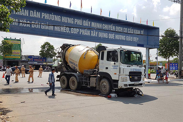 Chồng đau đớn chứng kiến vợ chết thảm dưới bánh xe bồn