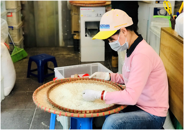 Lạ Hà Nội: Đến giờ nấu cơm mới đi xay lúa, gạo chỉ để được 1 tuần