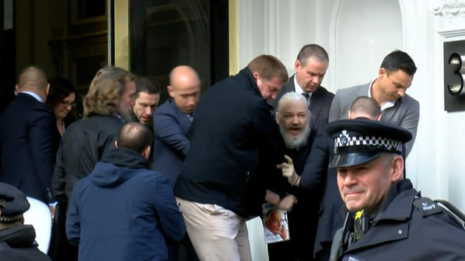 Người sáng lập WikiLeaks vừa bị bắt giữ