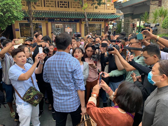 VN social media-inspired chaos at comedian's funeral