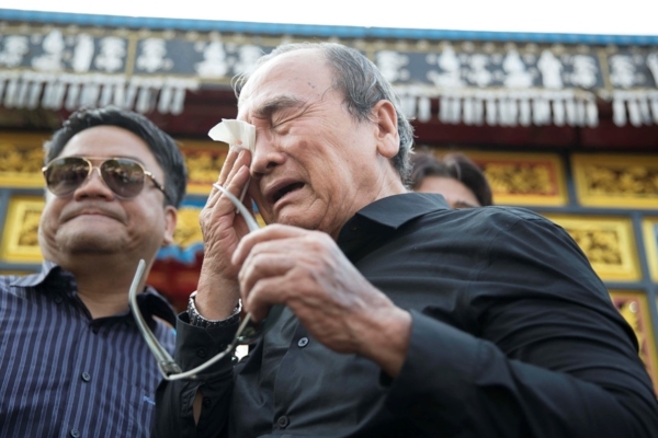 Cha Anh Vũ bật khóc xót xa giây phút hạ huyệt cho con ở nghĩa trang