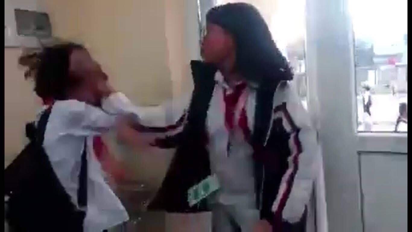 Nữ sinh bị đánh túi bụi trong lớp dưới sự hò reo của bạn bè