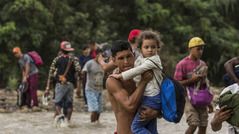 Cảnh người Venezuela khốn khổ vượt biên đi lánh nạn