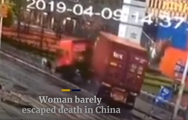 Xem xe tải chồm lên vỉa hè, người phụ nữ thoát chết trong gang tấc