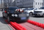 Đại gia dùng xe sang Bentley ép hàng ngàn quả bóng trong ngày cưới