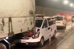 Xe cứu thương 'dính chặt' đuôi xe tải kẹt cứng trong hầm Hải Vân