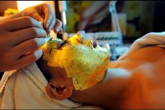 Làm đẹp bằng mặt nạ dát vàng không rõ nguồn gốc: Người dùng 'giao trứng cho ác'
