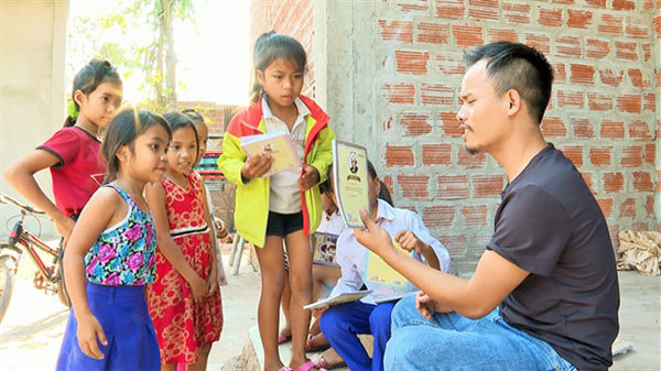 Pa Ko man sows seeds of art among mountainous children