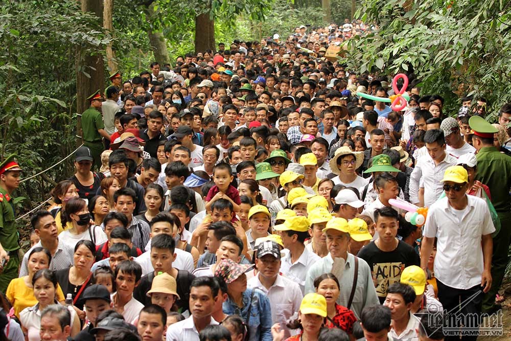 Dòng người cuồn cuộn lên đỉnh núi, đền Hùng đông chưa từng có