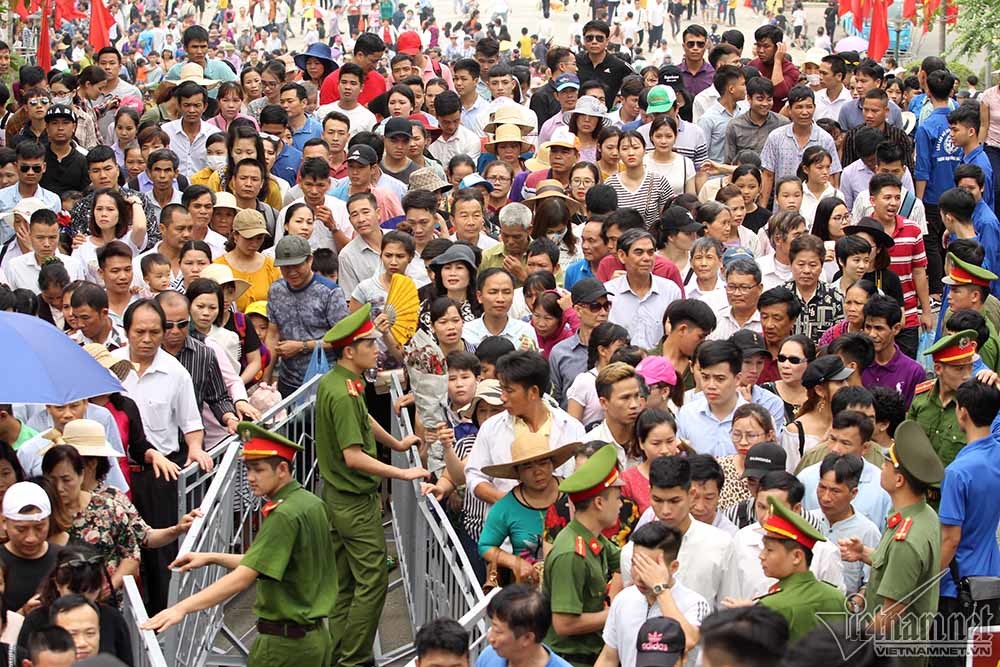 Gần 2 triệu lượt người đổ về, đền Hùng quá tải