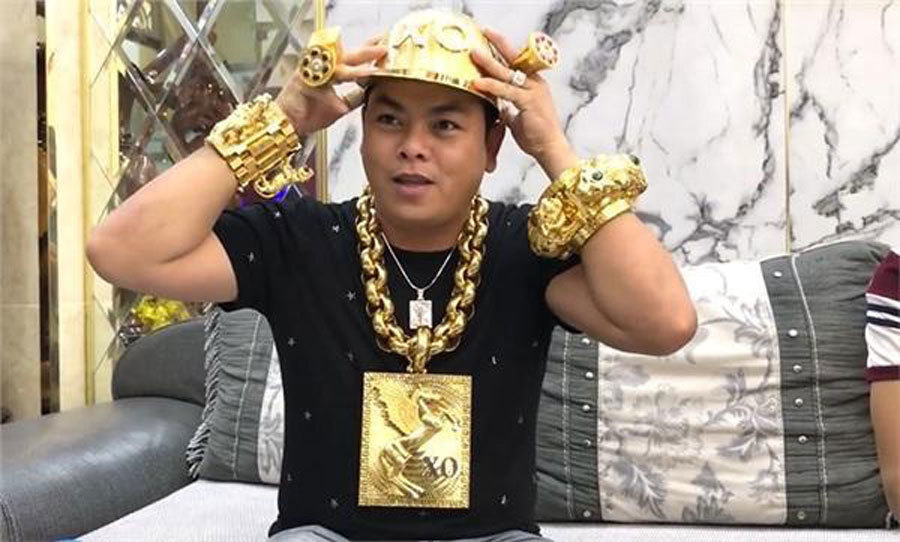 Ảo Phúc XO: Tay phụ xe nghèo nổi phềnh thành 'đại gia vàng'