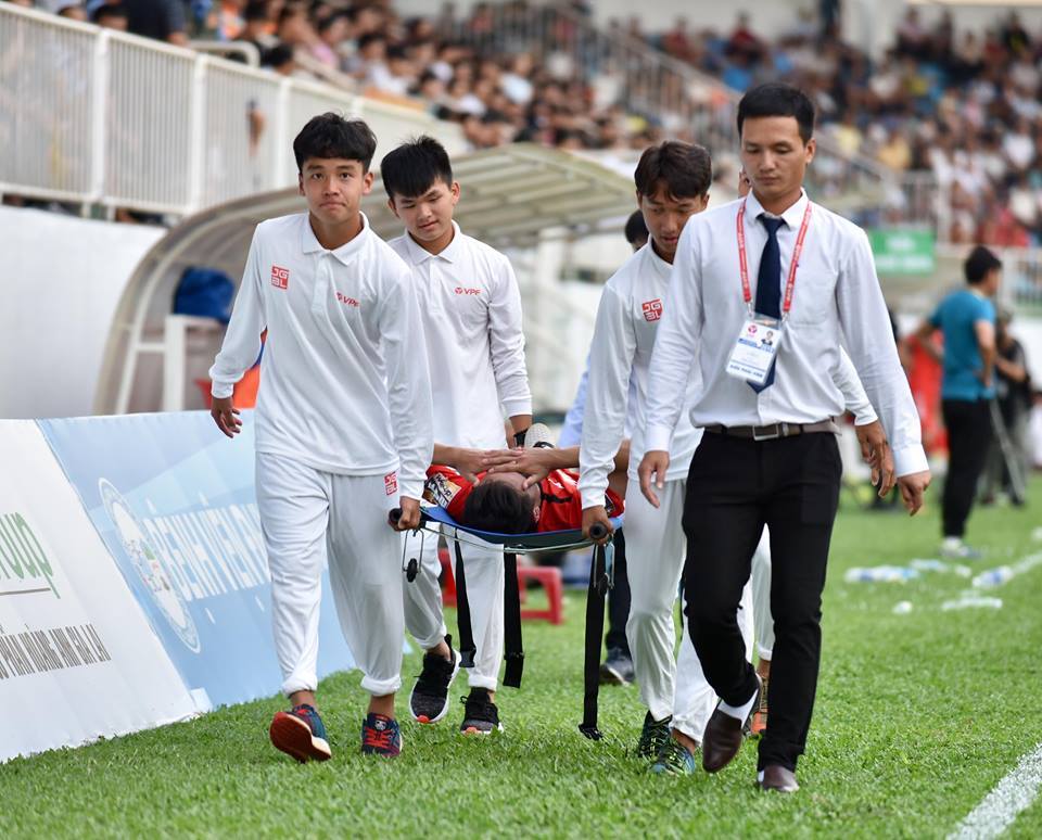 Cầu thủ HAGL nhập viện cấp cứu