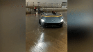 Siêu xe mui trần triệu đô Ferrari thê thảm vì dính mưa