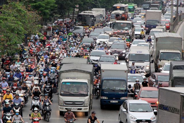 Huge congestion as people leave Hanoi for holiday