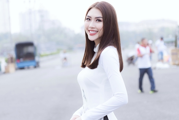 Sở hữu vòng eo 53 cm, Tường Linh chỉ diện áo dài đã đủ thu hút