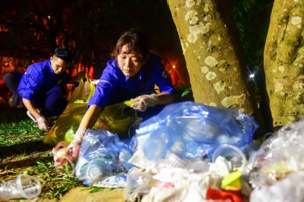 Nhóm bạn trẻ xuyên đêm nhặt rác ở Đền Hùng