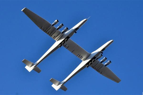 Xem máy bay 'khủng' nhất thế giới lần đầu tung cánh trên bầu trời