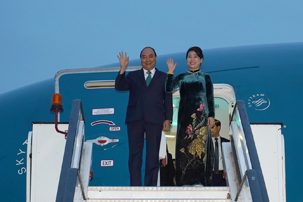 Thủ tướng đến Bucharest, bắt đầu thăm chính thức Romania