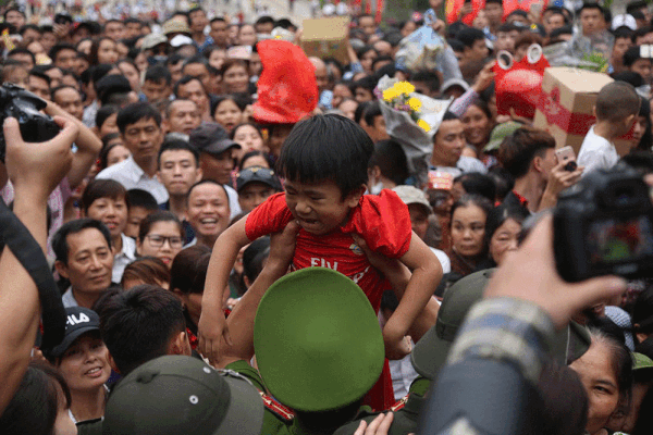 Trẻ nhỏ bơ phờ, khóc thét giữa biển người đổ về đền Hùng