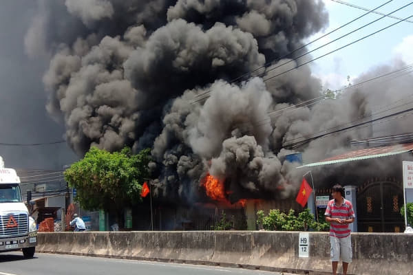 Biển lửa bao trùm dãy ki-ốt tại Tây Ninh