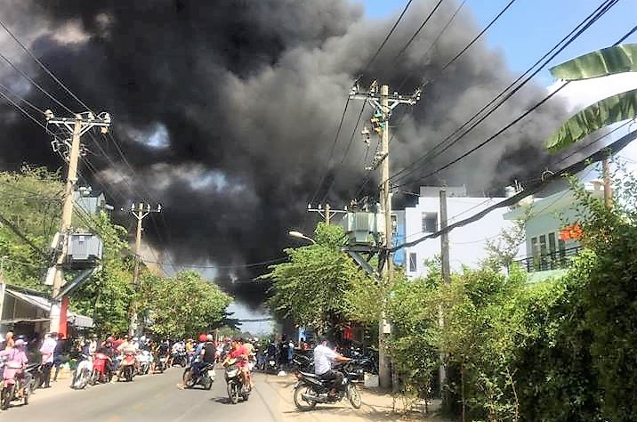 Cháy gara ở Sài Gòn, 10 ô tô bị thiêu rụi
