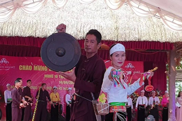 Nam nữ dân tộc Mường biểu diễn thời trang nhân ngày giỗ Tổ Hùng Vương