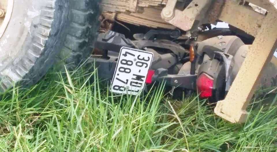 Xe tải chở máy xúc tuột dốc đè chết 2 học sinh Thanh Hóa